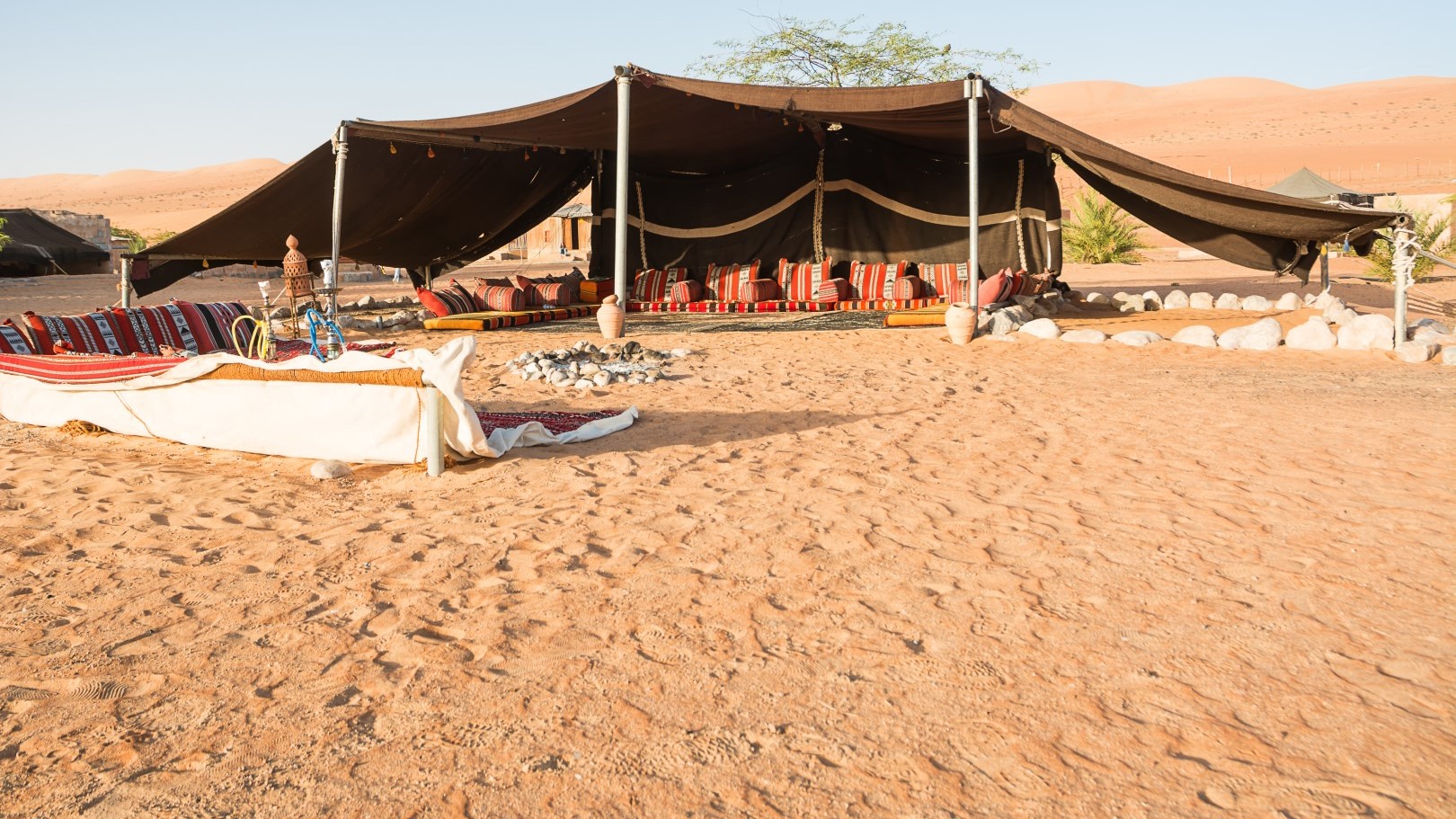 verhuur decor setting kameel voor bedouinen tent woestijn huren