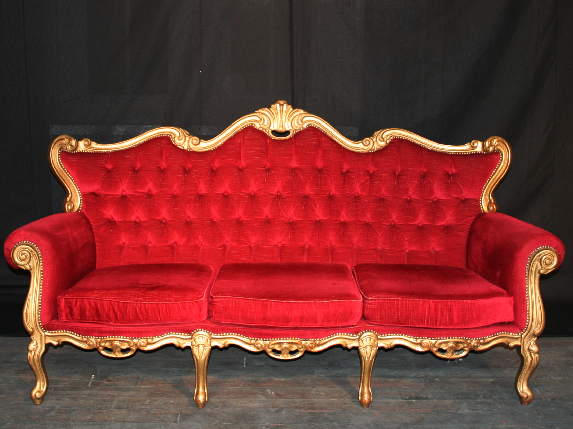 verhuur kasteel sofa Louis XV in rood geribd fluweel huren  