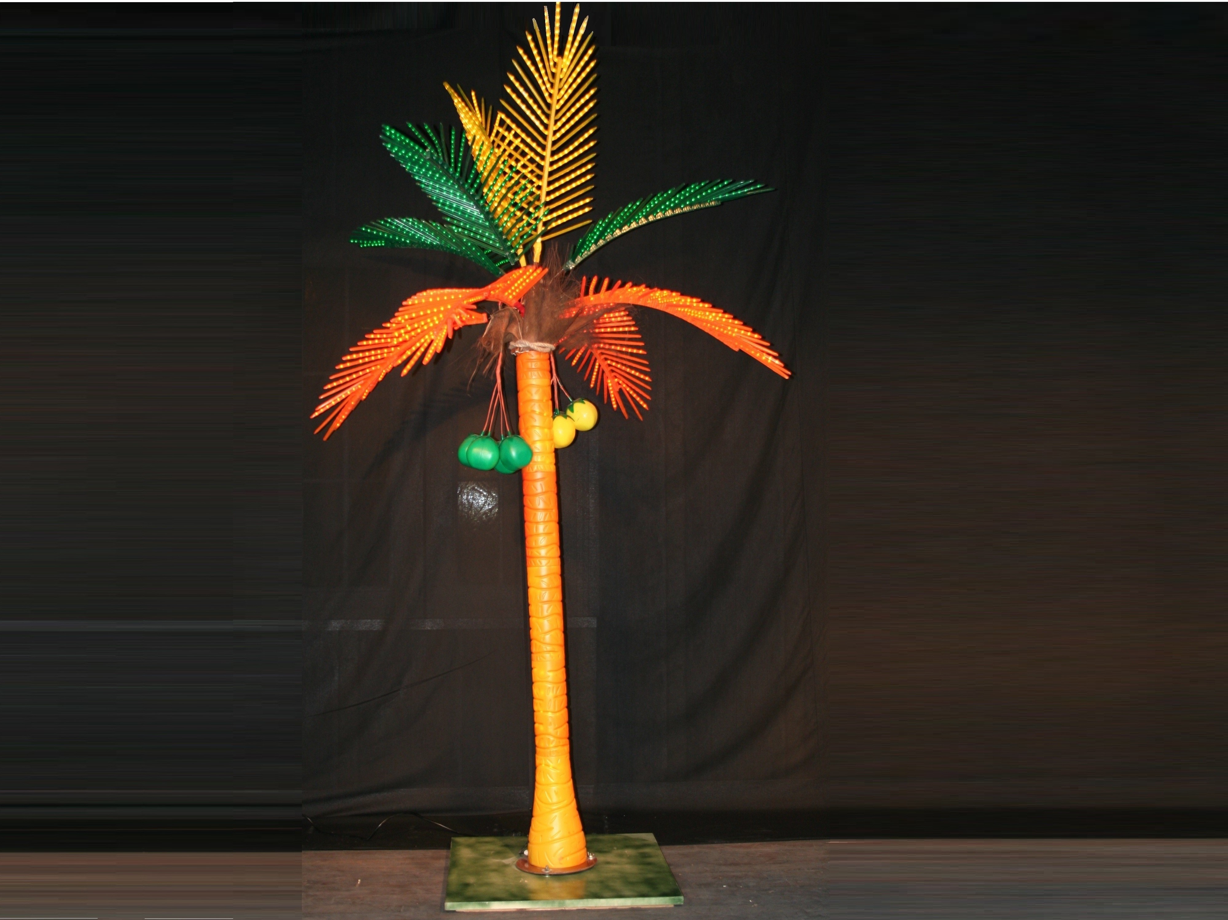 verhuur grote veelkleurige palmboom met LEC verlichting huren