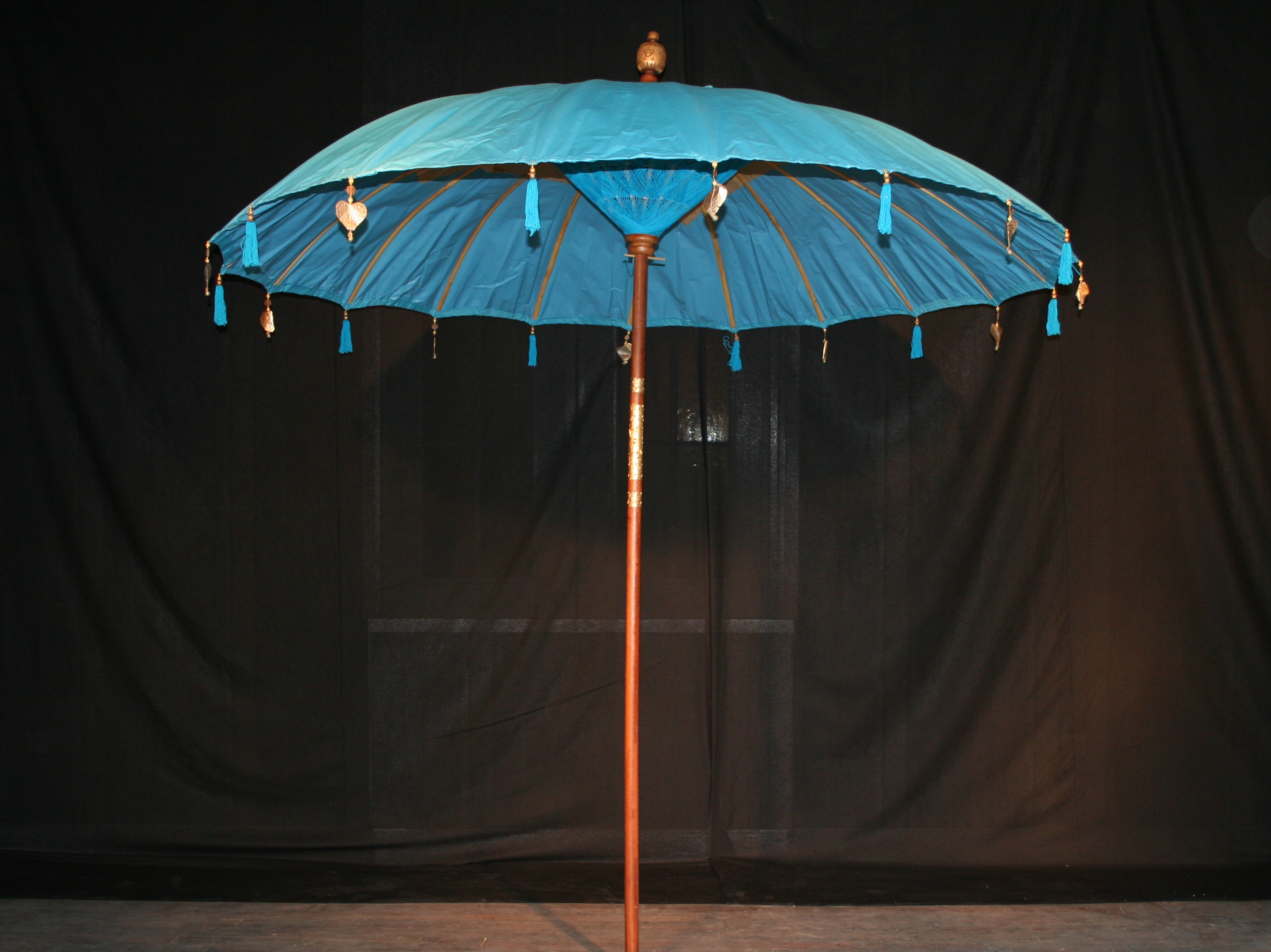 verhuur grote Bali parasol blauw huren