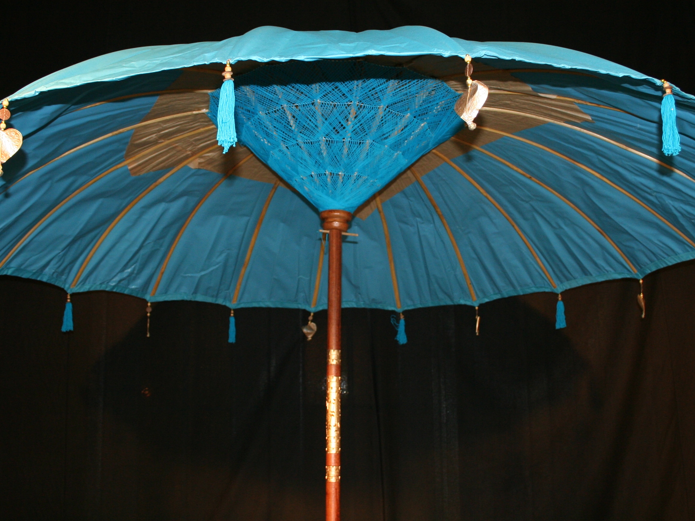 verhuur grote Bali parasol blauw huren