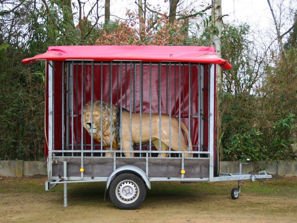 verhuur levensgrote circus leeuw in circuskooi huren