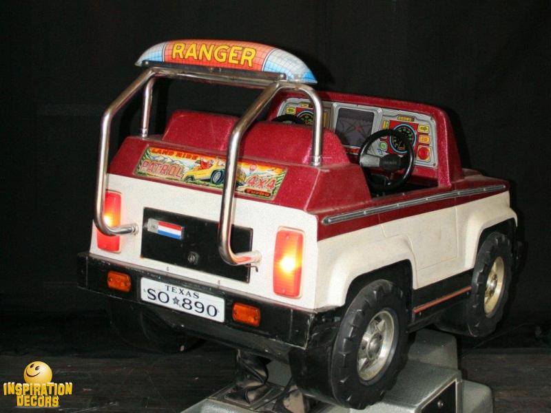verhuur kiddy ride Jeep voor twee kindjes huren