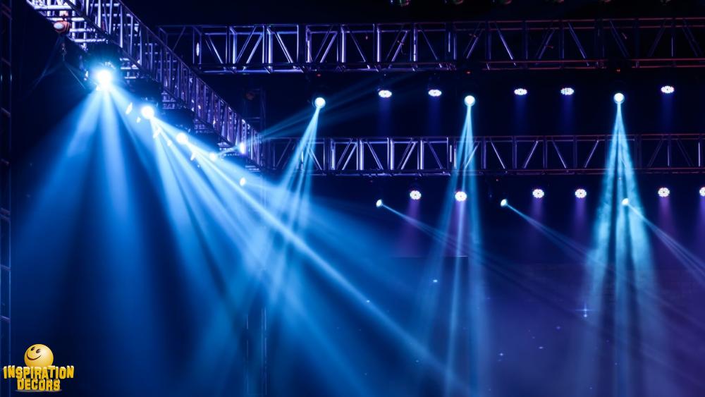verhuur decor spots op podium huren